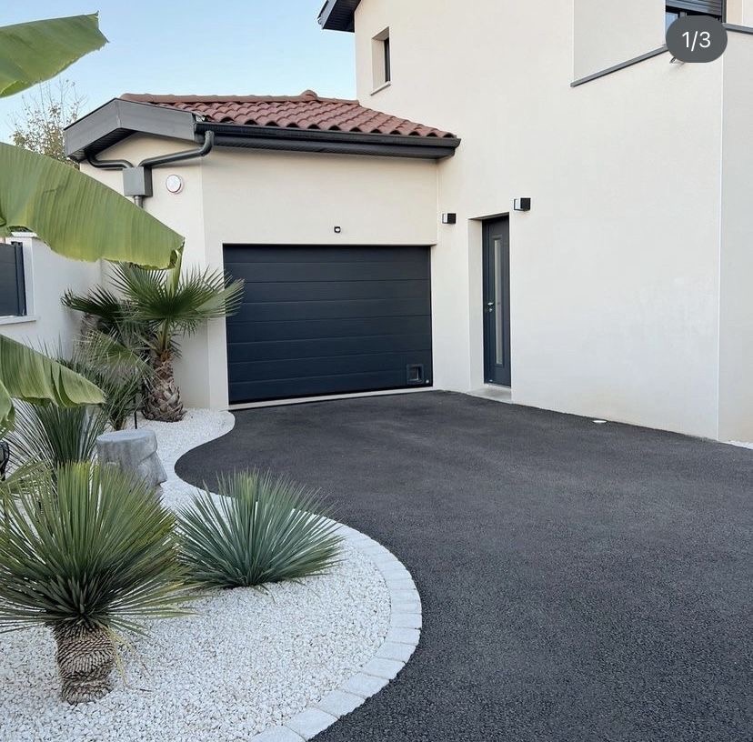 Création d’un espace extérieur moderne en enrobé - Divonne-les-Bains